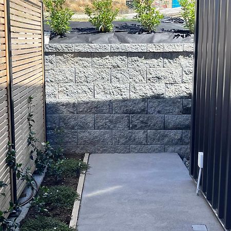 Lake Views - New Apartment With Room To Relax Wanaka Bagian luar foto