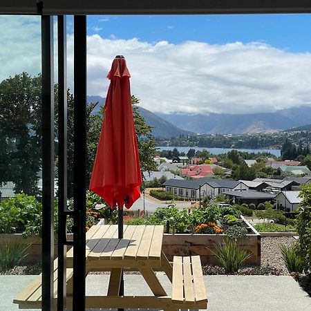 Lake Views - New Apartment With Room To Relax Wanaka Bagian luar foto