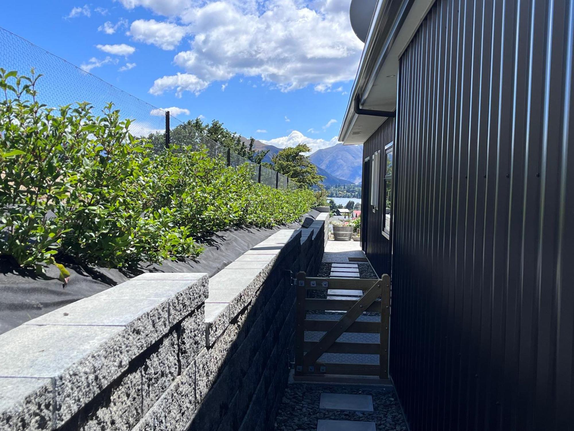 Lake Views - New Apartment With Room To Relax Wanaka Bagian luar foto