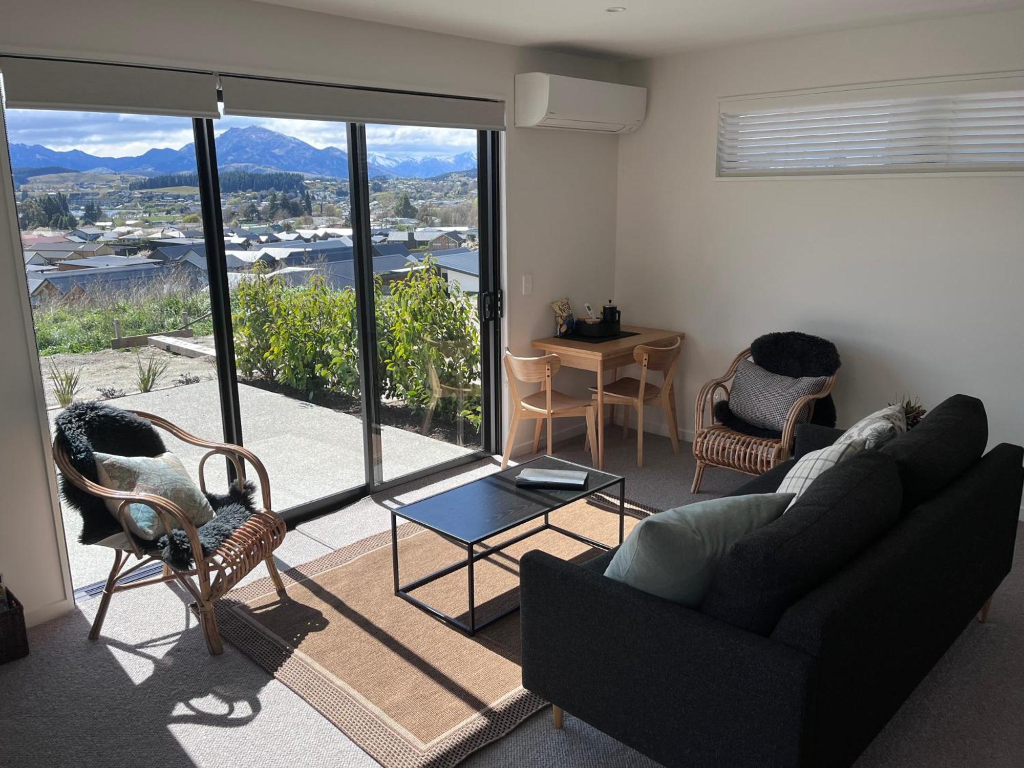 Lake Views - New Apartment With Room To Relax Wanaka Bagian luar foto