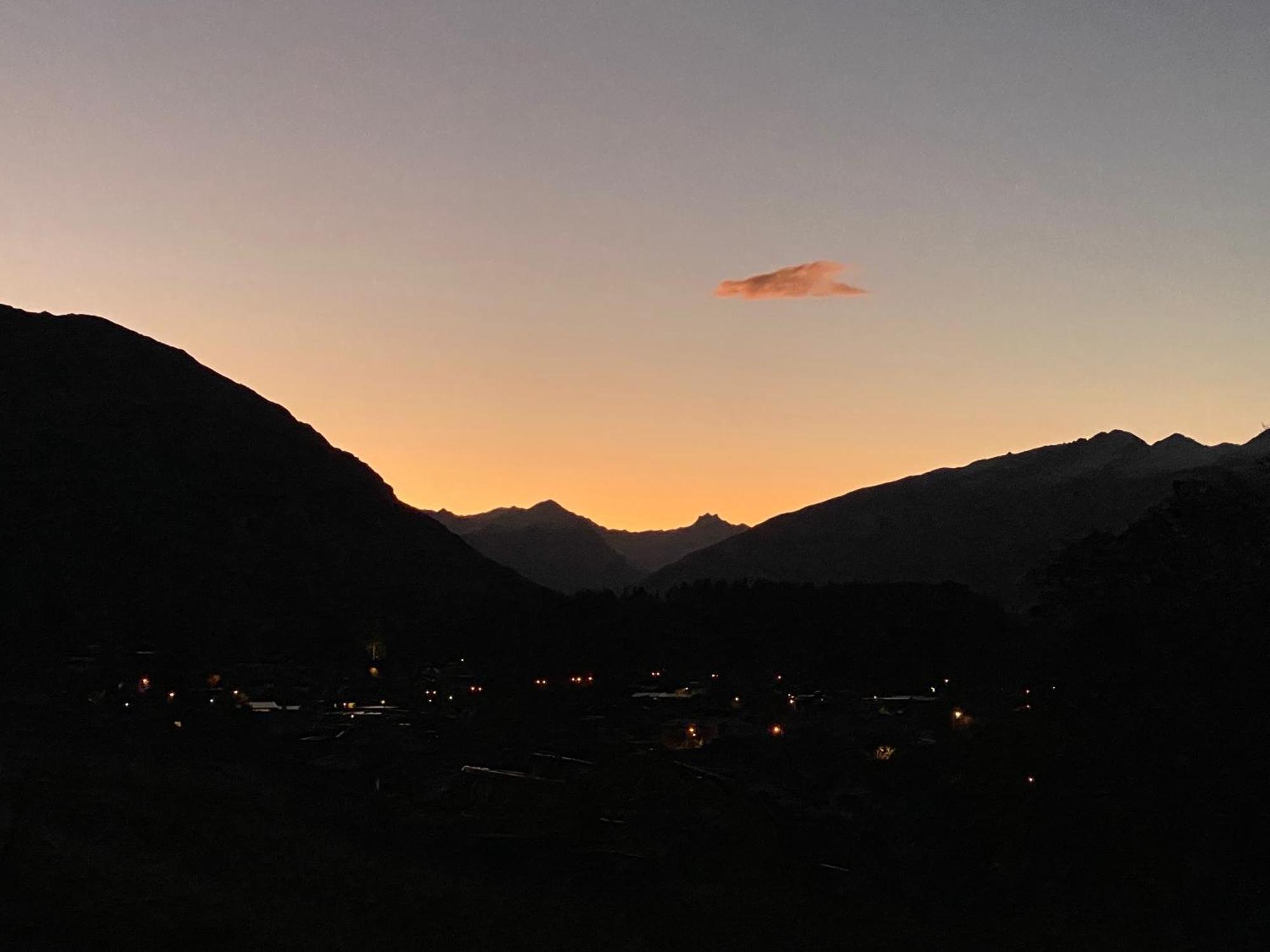 Lake Views - New Apartment With Room To Relax Wanaka Bagian luar foto