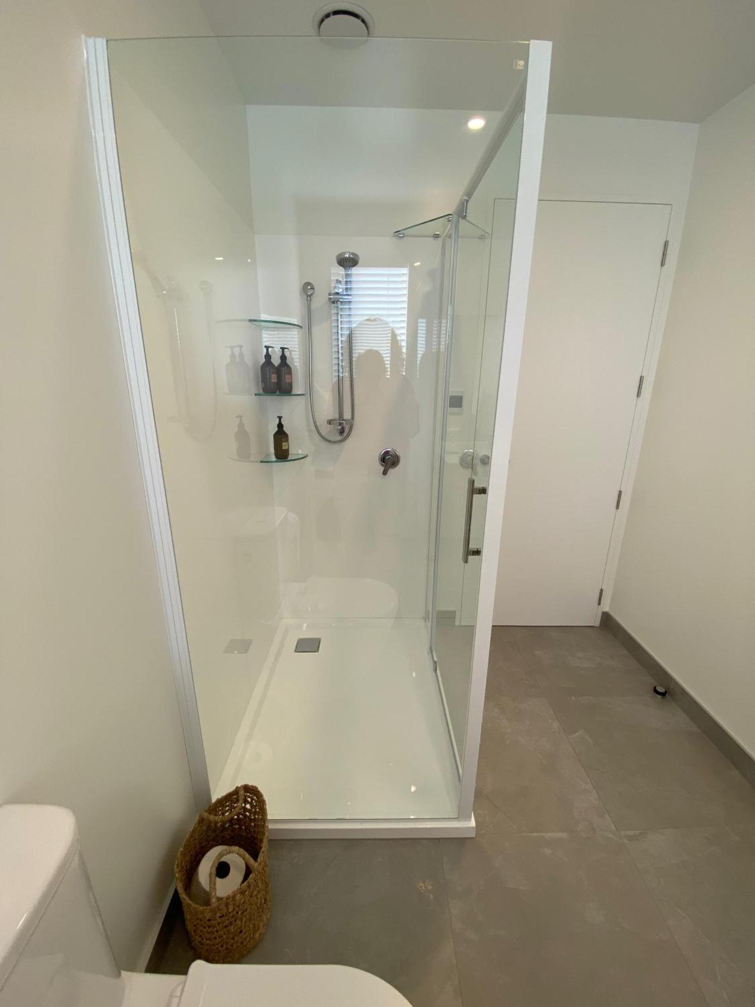 Lake Views - New Apartment With Room To Relax Wanaka Bagian luar foto