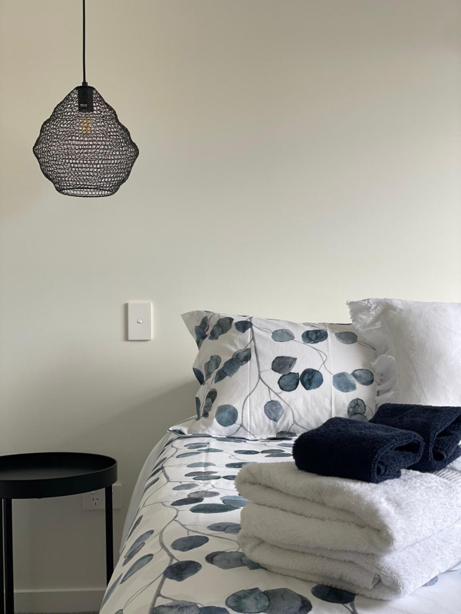 Lake Views - New Apartment With Room To Relax Wanaka Bagian luar foto