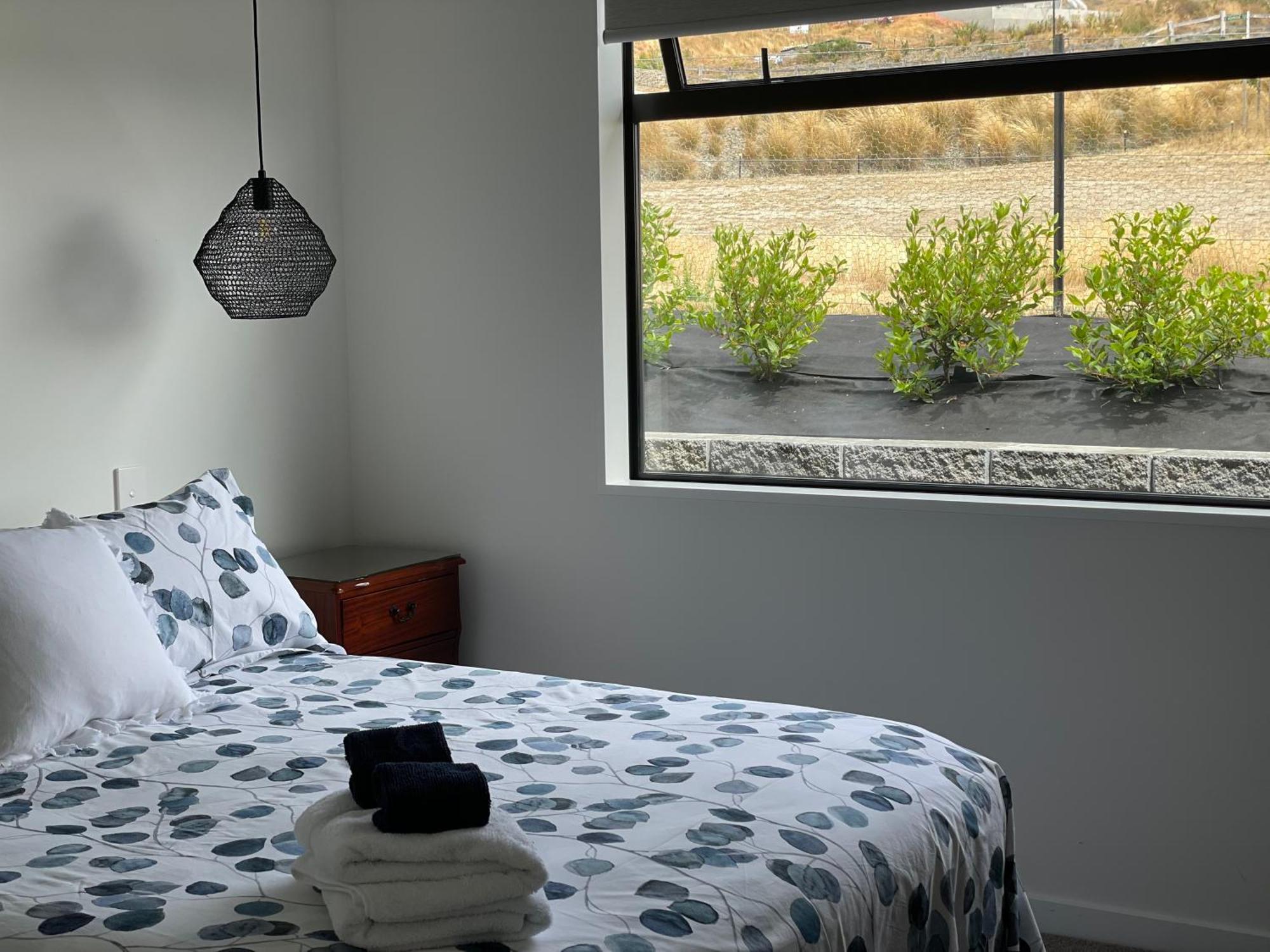 Lake Views - New Apartment With Room To Relax Wanaka Bagian luar foto