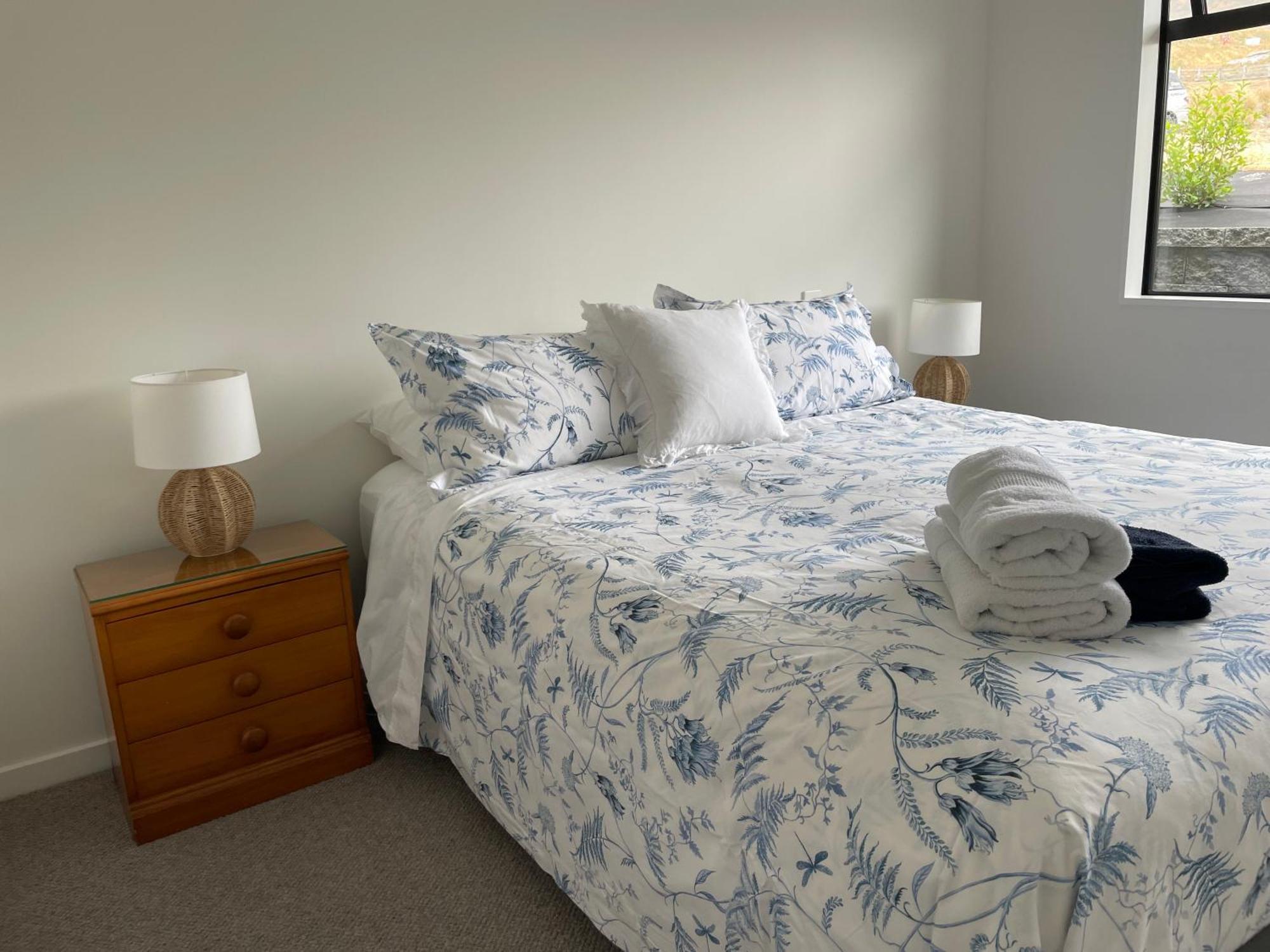 Lake Views - New Apartment With Room To Relax Wanaka Bagian luar foto