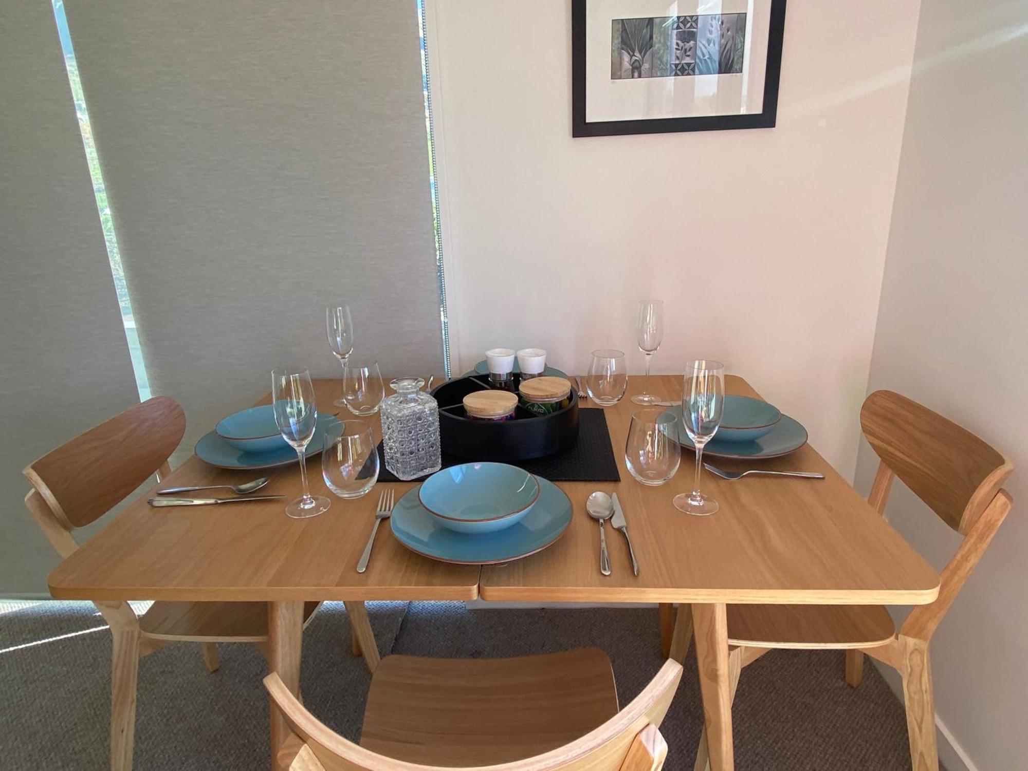 Lake Views - New Apartment With Room To Relax Wanaka Bagian luar foto