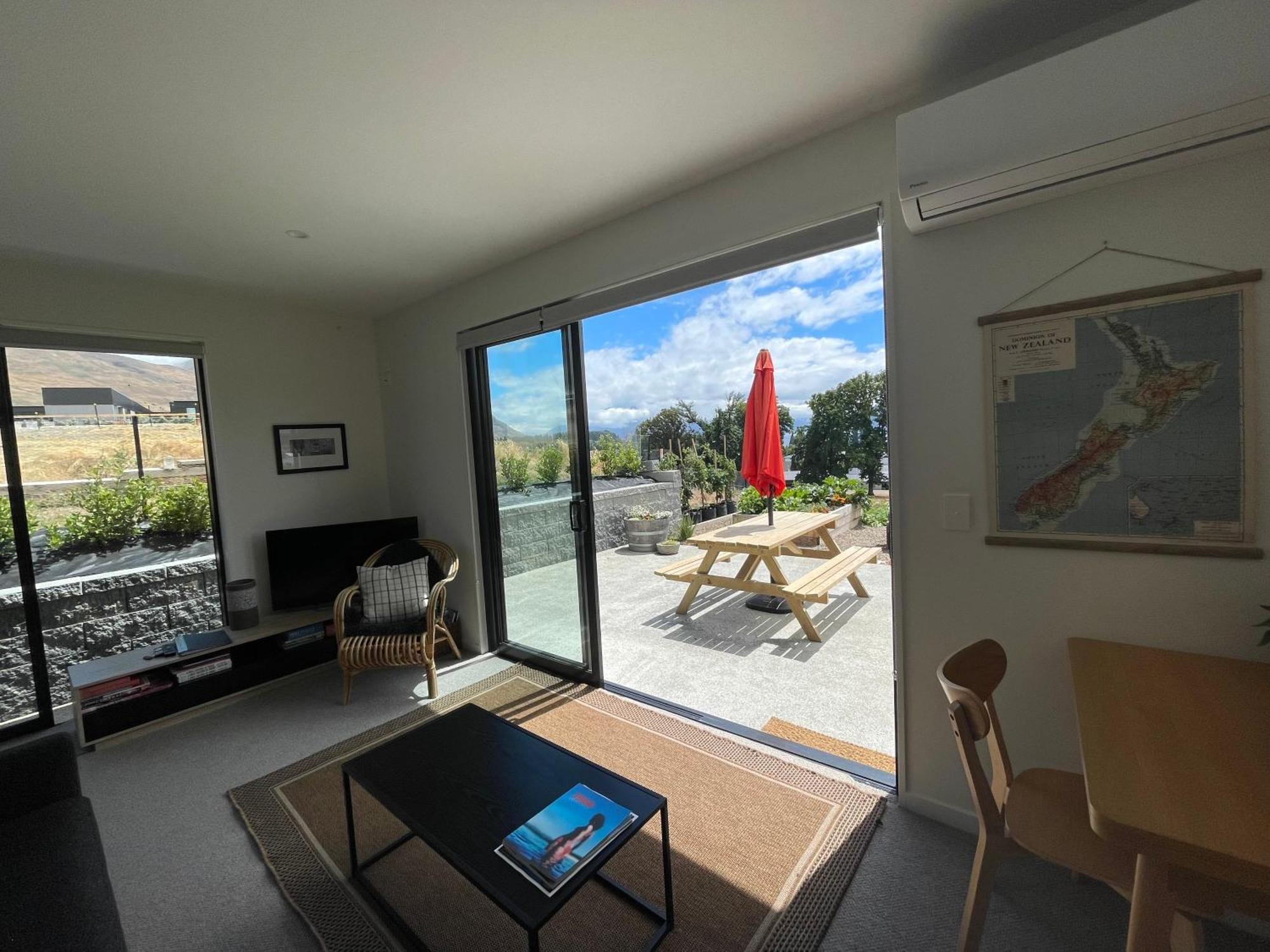Lake Views - New Apartment With Room To Relax Wanaka Bagian luar foto