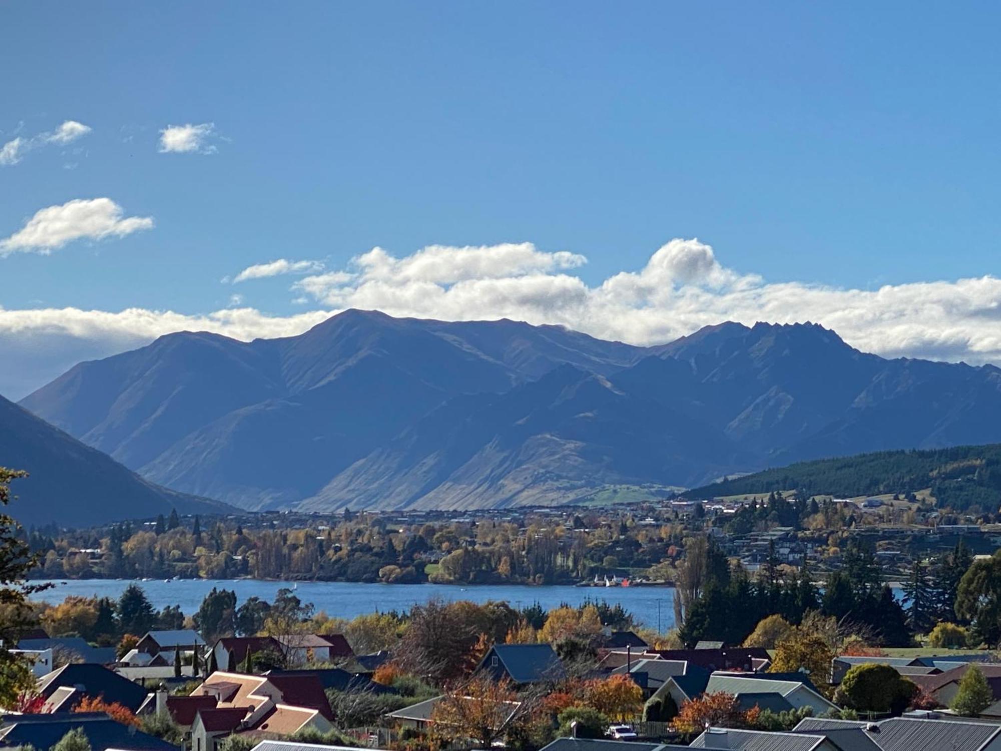 Lake Views - New Apartment With Room To Relax Wanaka Bagian luar foto