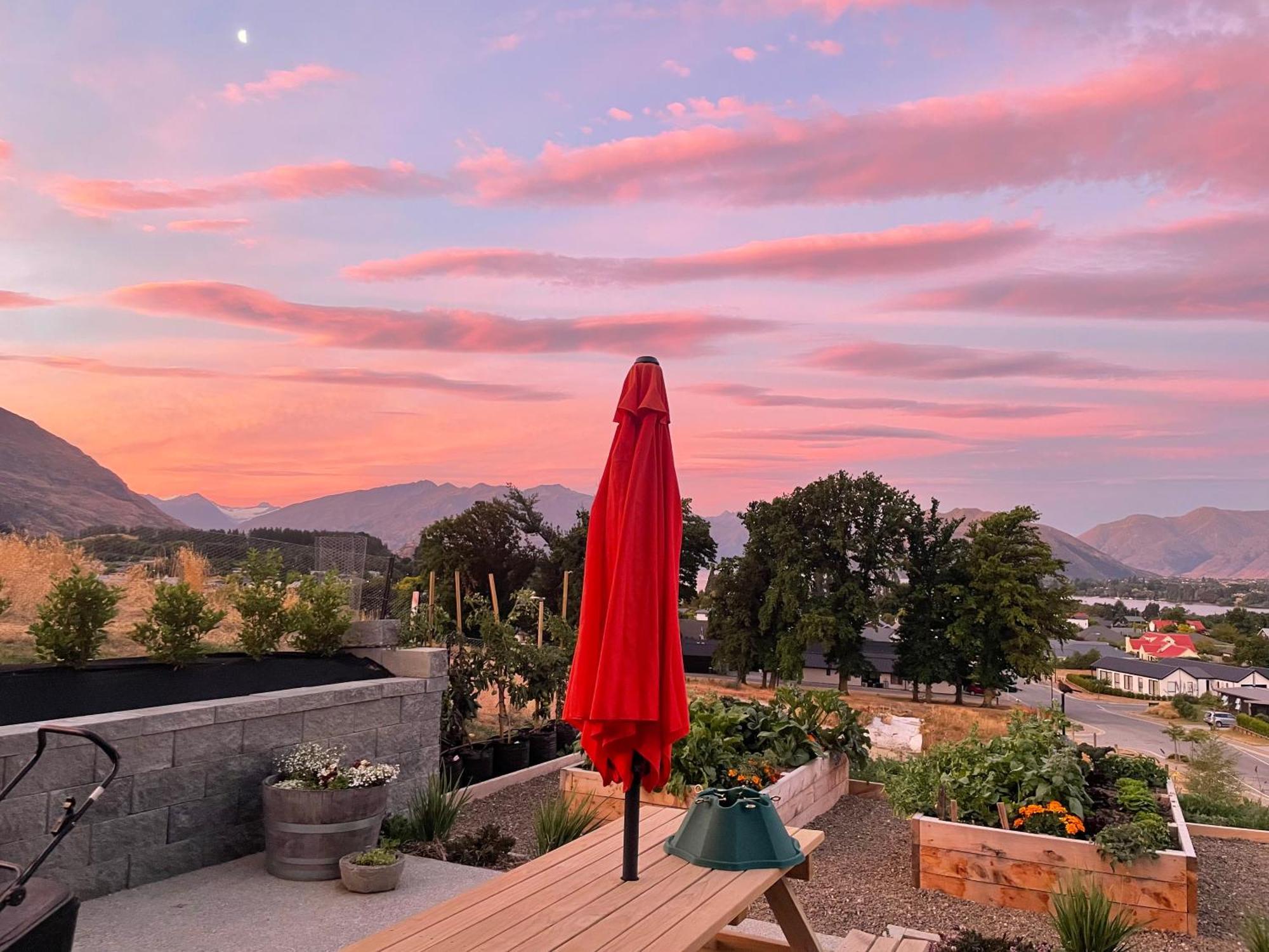 Lake Views - New Apartment With Room To Relax Wanaka Bagian luar foto