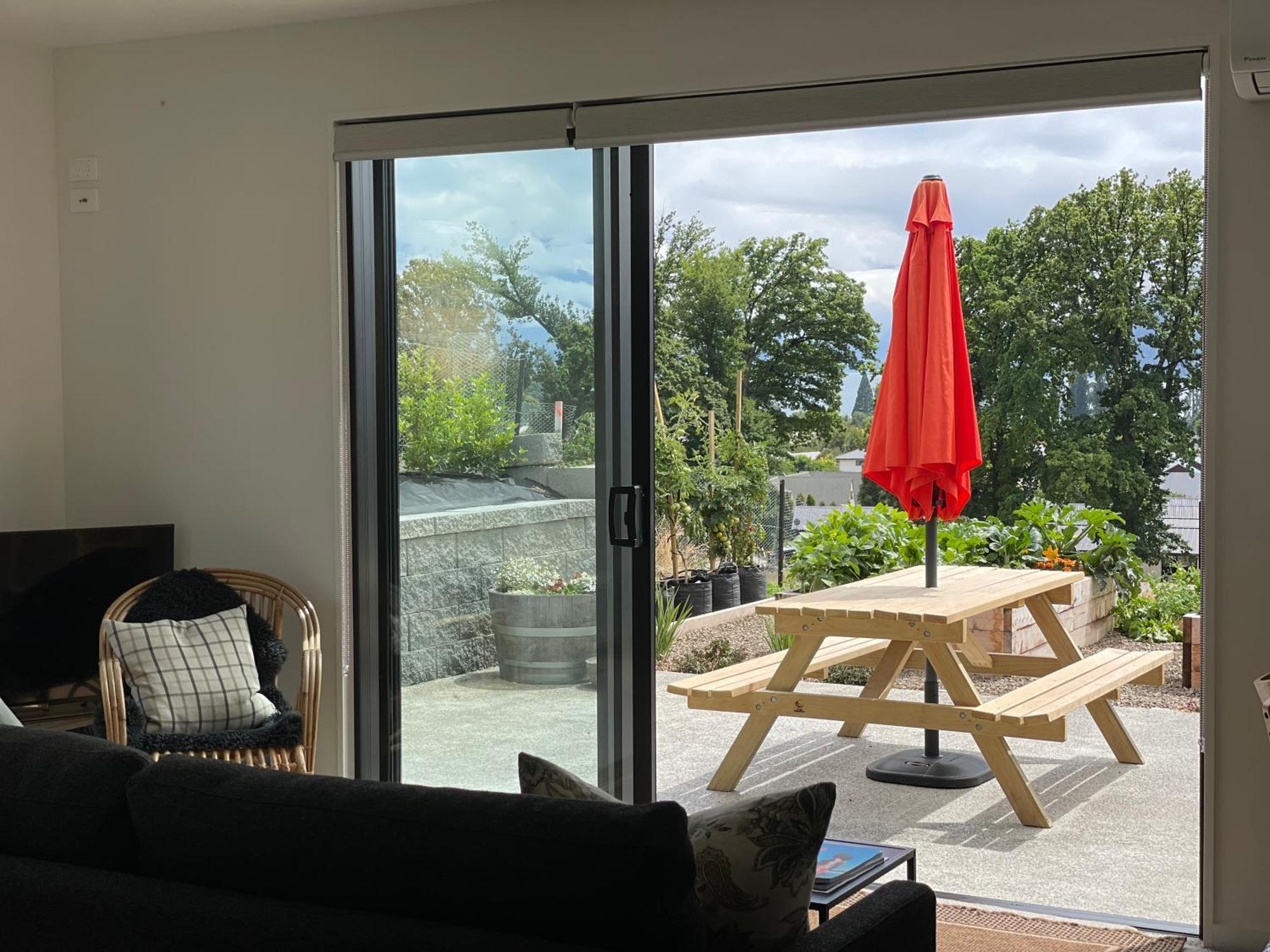 Lake Views - New Apartment With Room To Relax Wanaka Bagian luar foto