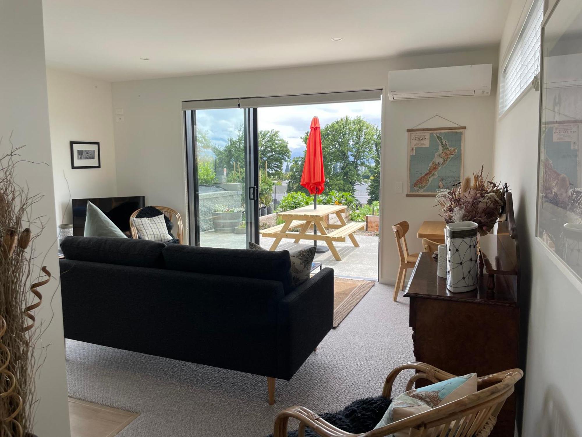 Lake Views - New Apartment With Room To Relax Wanaka Bagian luar foto