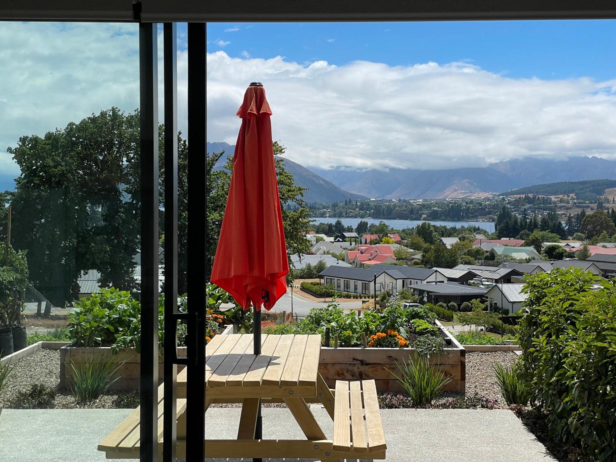 Lake Views - New Apartment With Room To Relax Wanaka Bagian luar foto