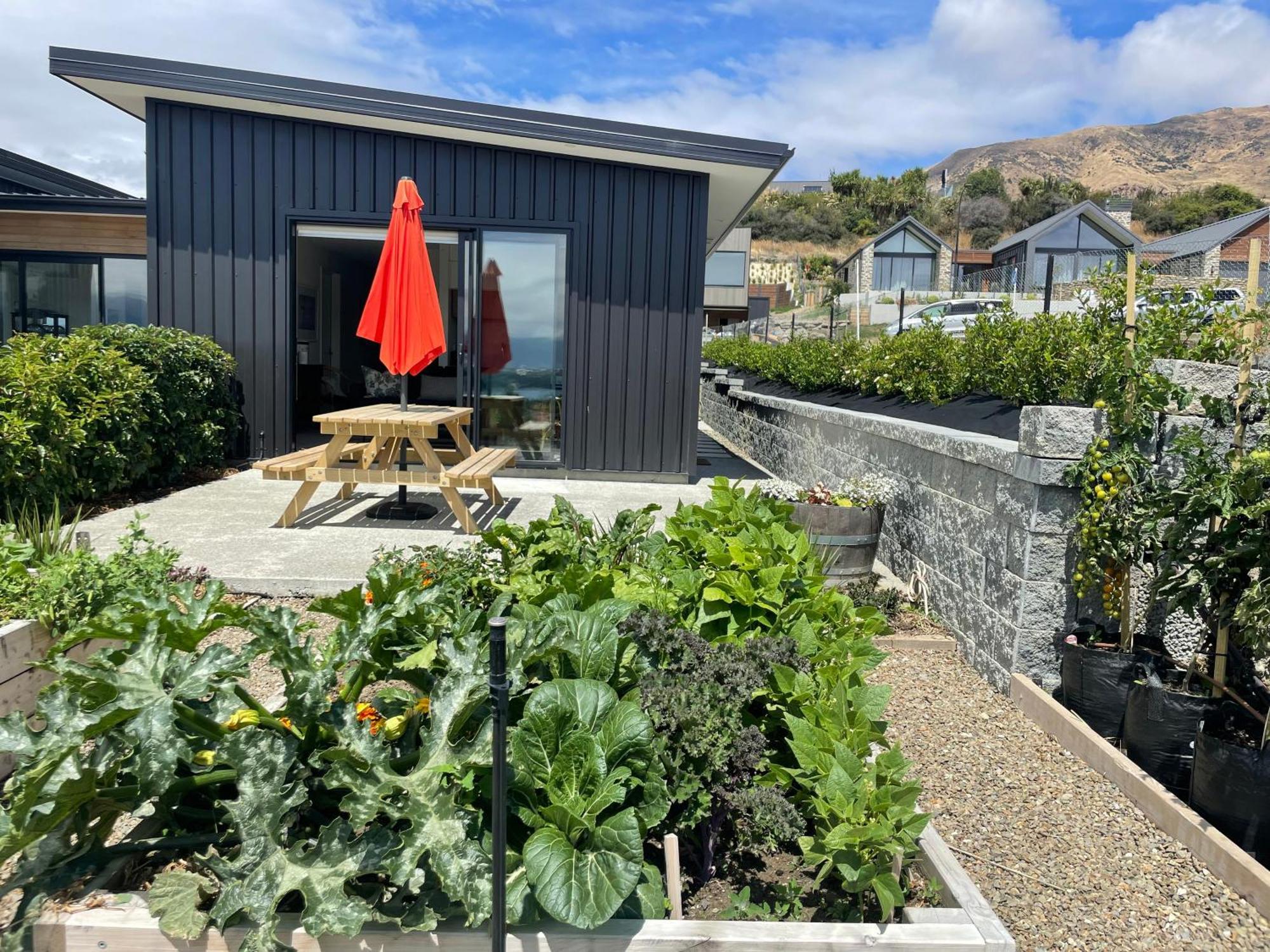 Lake Views - New Apartment With Room To Relax Wanaka Bagian luar foto