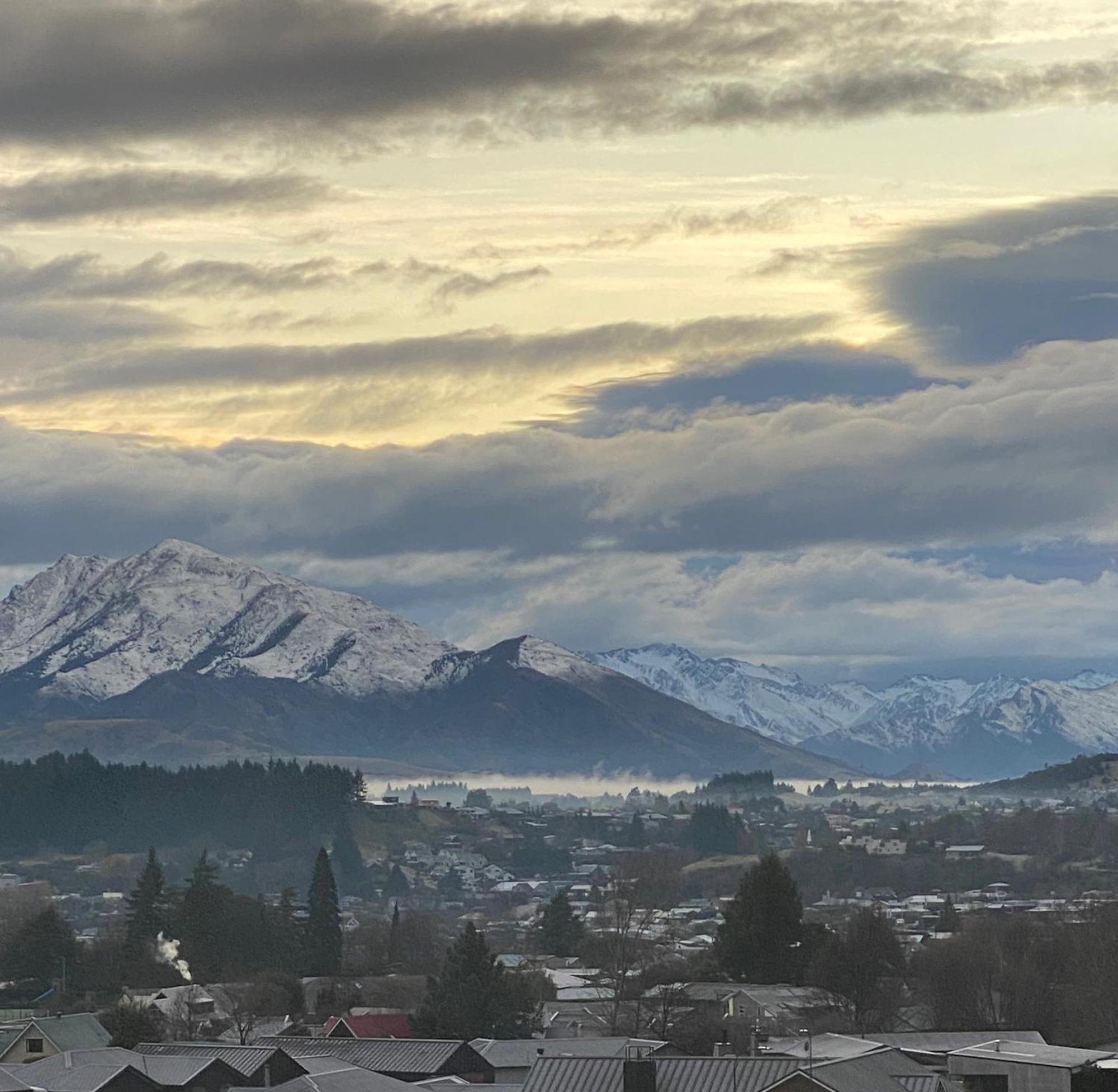 Lake Views - New Apartment With Room To Relax Wanaka Bagian luar foto
