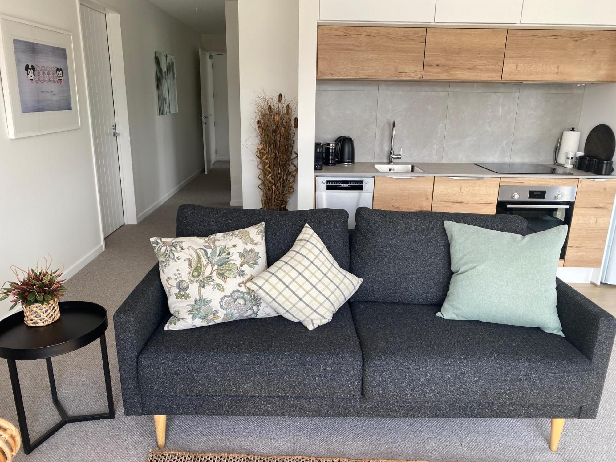 Lake Views - New Apartment With Room To Relax Wanaka Bagian luar foto